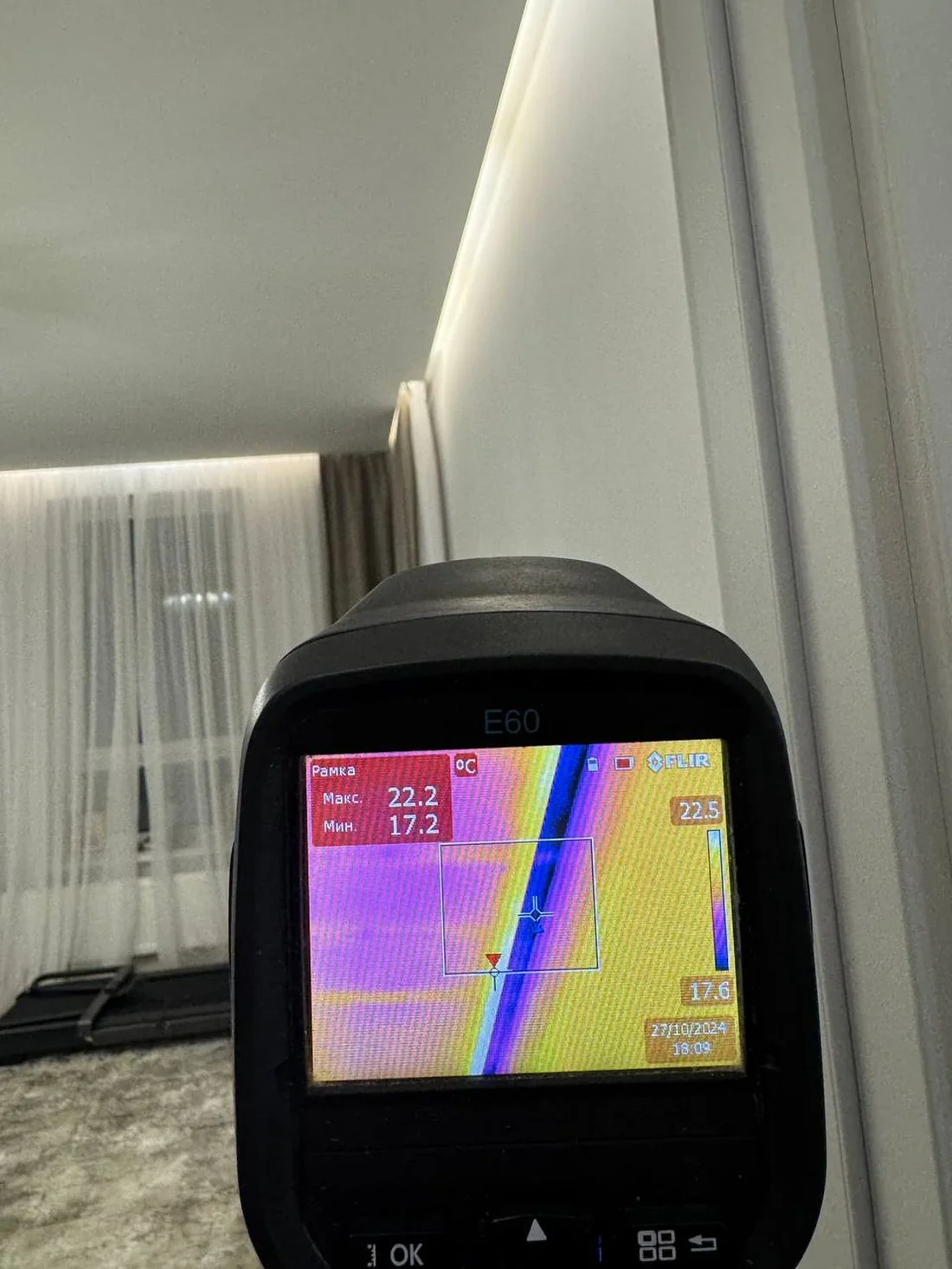 Инженер с тепловизором FLIR проводит диагностику конструкций квартиры